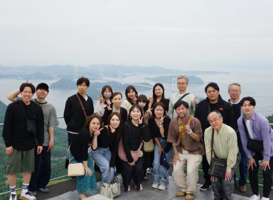 記念写真を撮る様子