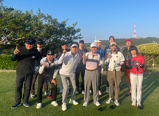 ゴルフをする様子