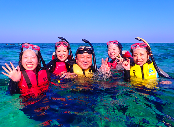 シュノーケリングをする様子