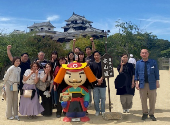 お城の前で記念写真を撮る様子
