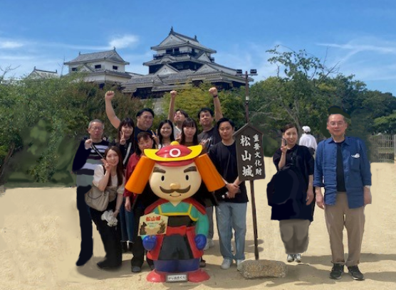お城の前で記念写真を撮る様子