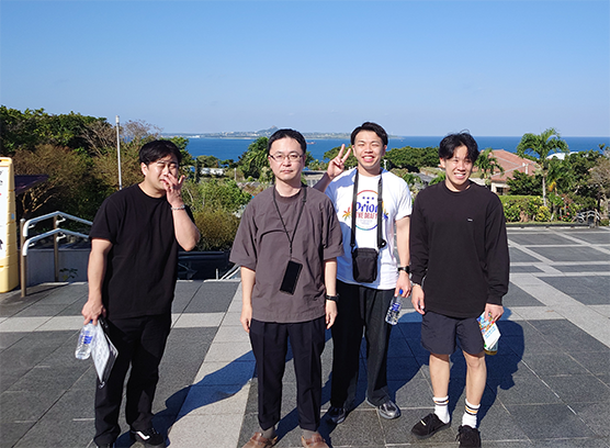 記念写真を撮る様子